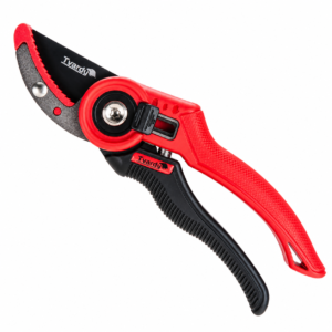 # Sekator ogrodniczy kowadełkowy TVARDY T07405 SK5 PTFE **Sekator ogrodniczy TVARDY T07405** to praktyczne narzędzie do przycinania gałęzi oraz pędów podczas prac w ogrodzie i na działce. Przede wszystkim łączy konstrukcję kowadełkową z ergonomicznym uchwytem, dlatego ułatwia wykonywanie codziennych zabiegów pielęgnacyjnych. Ponadto dwa ustawienia rozwarcia pozwalają dopasować narzędzie do charakteru pracy. Dzięki temu możesz wygodnie przechodzić od drobnych poprawek do kolejnych zadań przy krzewach. ## Ostrze ze stali SK5 z powłoką PTFE Najważniejszym elementem sekatora jest **ostrze wykonane z wysokowęglowej stali narzędziowej SK5**, która sprzyja zachowaniu ostrości podczas użytkowania. Co więcej, jego powierzchnię pokryto **powłoką PTFE**, ułatwiającą płynne cięcie. W rezultacie otrzymujesz połączenie materiału ostrza i wykończenia dobranego z myślą o sprawnej pracy. Długość ostrza wynosi **40 mm**, natomiast jego szerokość w najszerszym miejscu to **25 mm**. Jednocześnie konstrukcja kowadełkowa zapewnia podparcie przycinanego materiału podczas zamykania sekatora. Dzięki temu możesz skupić się na właściwym ułożeniu gałęzi i kontrolowaniu ruchu narzędzia. ## Dwa ustawienia rozwarcia — większa wygoda Model T07405 umożliwia wybór **dwóch ustawień rozwarcia ostrza**. Mniejsze rozwarcie przydaje się podczas przycinania drobniejszych pędów, a także osobom o mniejszych dłoniach. Z kolei większe ustawienie pozwala szerzej otworzyć narzędzie i dopasować je do kolejnego zadania. Ponadto możliwość regulacji ułatwia dobranie wygodnego chwytu. Przed rozpoczęciem pracy wybierz więc odpowiednie ustawienie, a następnie przystąp do przycinania. W ten sposób przygotujesz sekator do swoich potrzeb oraz rodzaju obrabianego materiału. ## Ergonomiczny uchwyt i praktyczne detale **Ergonomiczny uchwyt z tworzywa sztucznego** wspiera wygodne trzymanie narzędzia. Ponadto czerwono-czarna kolorystyka nadaje sekatorowi charakterystyczny wygląd i ułatwia rozpoznanie go wśród ogrodowych akcesoriów. Jednocześnie wyprofilowane rękojeści oraz regulowane rozwarcie tworzą praktyczne połączenie podczas powtarzających się czynności. Dodatkowo sekator wyposażono w **blokadę bezpieczeństwa**, dzięki której po zakończonej pracy można zabezpieczyć narzędzie w pozycji zamkniętej. Natomiast **oczko do zawieszania** umożliwia odłożenie go na haczyk w garażu, schowku lub domku narzędziowym. Dzięki temu sekator może mieć stałe miejsce, a przygotowanie do następnych prac staje się prostsze. ## Przydatny podczas ogrodowych porządków Podana w specyfikacji **maksymalna średnica cięcia wynosi 20–25 mm**. Dlatego grubość przycinanych gałęzi należy dobierać do możliwości sekatora oraz twardości drewna. Zarówno podczas sezonowych porządków, jak i przy usuwaniu pojedynczych pędów warto najpierw odpowiednio ustawić narzędzie. Wybierz **TVARDY T07405**, jeśli szukasz sekatora kowadełkowego z ostrzem SK5, powłoką PTFE i regulacją rozwarcia. Co więcej, blokada oraz oczko do zawieszania ułatwiają przechowywanie po zakończeniu pracy, dlatego narzędzie dobrze uzupełni wyposażenie Twojego ogrodu.